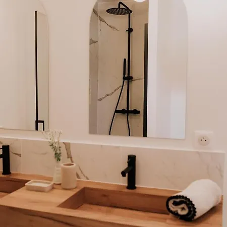 Chez Brens - A La Hume B&B