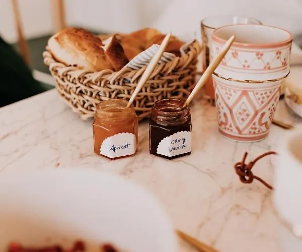 לינה וארוחת בוקר Chez Brens - A La Hume 4*